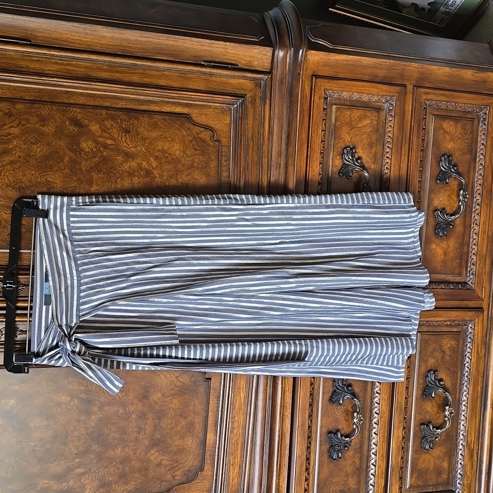 Fabulous dressy gaucho style cropped pant, like new!